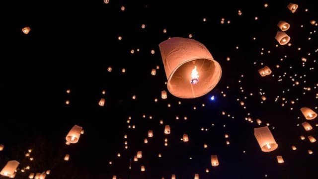 タイ・チェンマイのイーペンコムローイ祭り