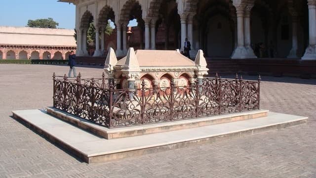 インド・アーグラーのジョン・ラッセル・コルヴィンの墓
