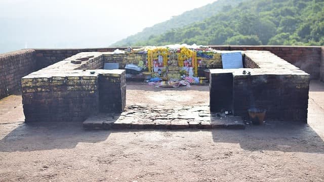 インド・ラージギルのグリッダクータ(霊鷲山)芳香堂