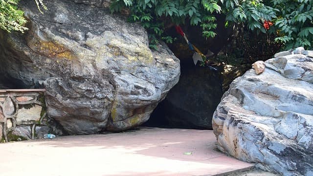 インド・ラージギルのグリッダクータ(霊鷲山)舎利弗の洞窟