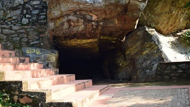 インド・ラージギルのグリッダクータ(霊鷲山)阿難陀の洞窟
