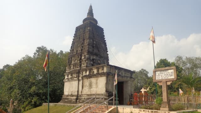 インド・ブッダガヤのマハーボディー寺院(大菩提寺)アニメーシャローチャナ・ストゥーパ
