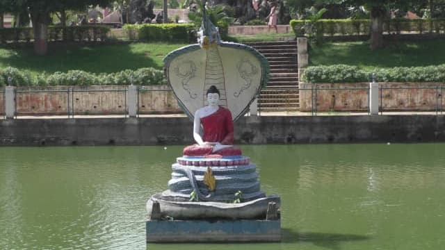 インド・ブッダガヤのマハーボディー寺院(大菩提寺)ムチャリンダ池