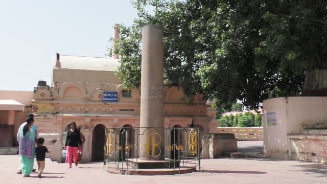 インド・ブッダガヤのマハーボディー寺院(大菩提寺)アショカ石柱
