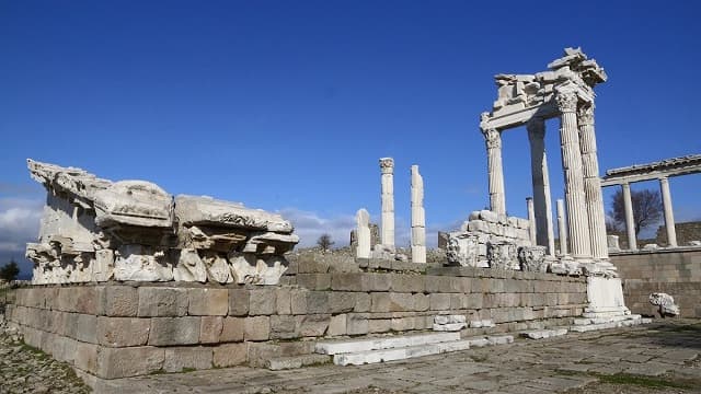 トルコ・イズミルのペルガモン(ベルガマ)の古代遺跡・トラヤヌス神殿