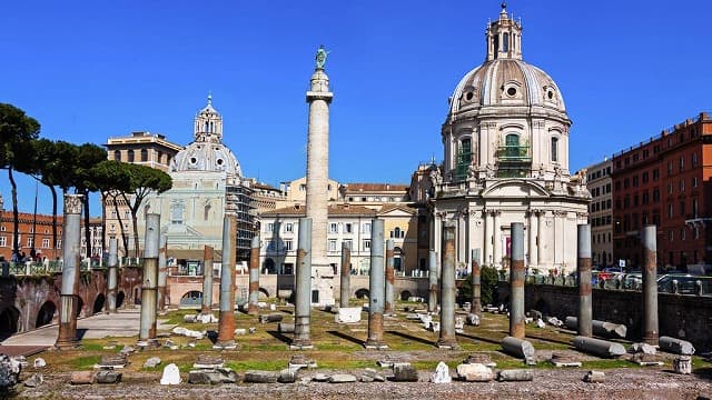 イタリア・ローマのフォロ・ロマーノ＿トラヤヌス帝の記念柱