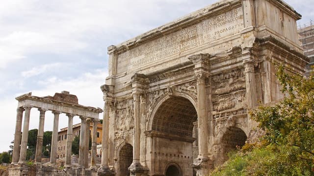 イタリア・ローマのフォロ・ロマーノのセヴェルスの凱旋門