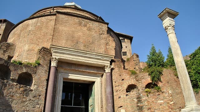 イタリア・ローマのフォロ・ロマーノ＿ロムルスの神殿