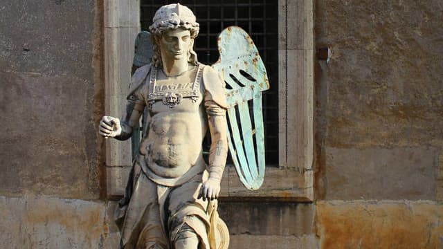 イタリア・ローマのサンタンジェロ城の回廊の大天使ミカエル像