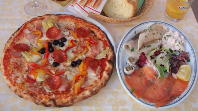 イタリア料理のピザ