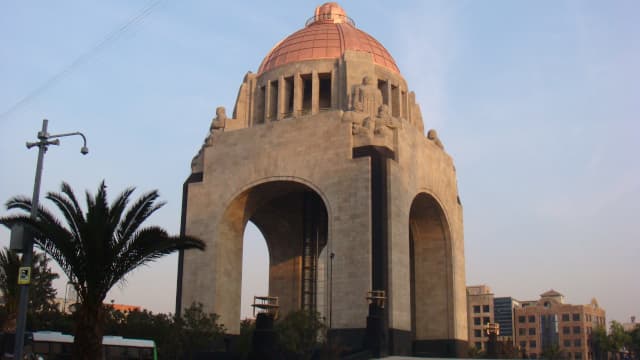 メキシコ・メキシコシティの革命記念塔