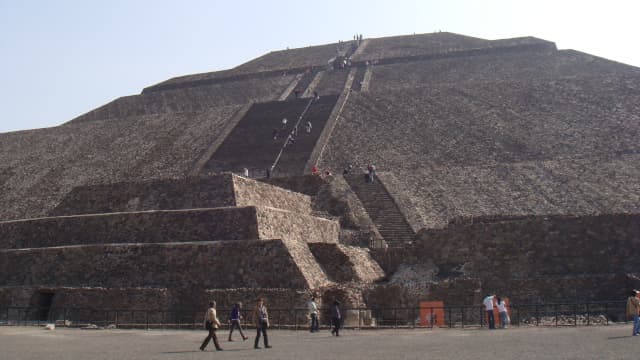 メキシコ・テオティワカン遺跡の太陽のピラミッド