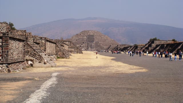 メキシコ・テオティワカン遺跡の月のピラミッド