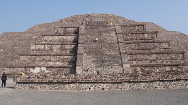 メキシコ・テオティワカン遺跡の月のピラミッド