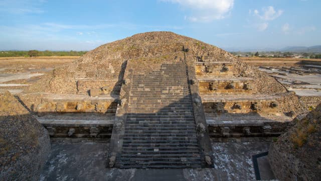 メキシコ・テオティワカン遺跡のケツァルコアトルのピラミッド