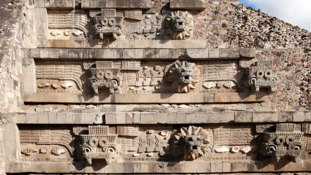 メキシコ・テオティワカン遺跡のケツァルコアトルのピラミッド