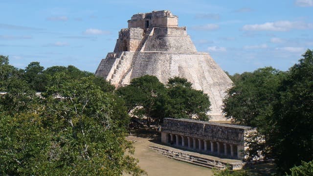 メキシコ・メリダのウシュマル遺跡の魔法使いのピラミッド