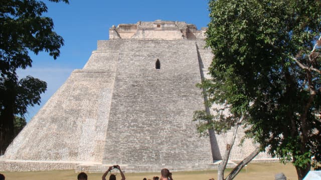 メキシコ・メリダのウシュマル遺跡の魔法使いのピラミッド