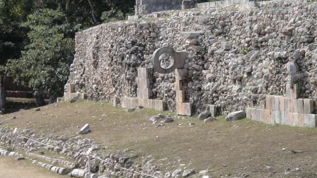 メキシコ・メリダのウシュマル遺跡の球技場