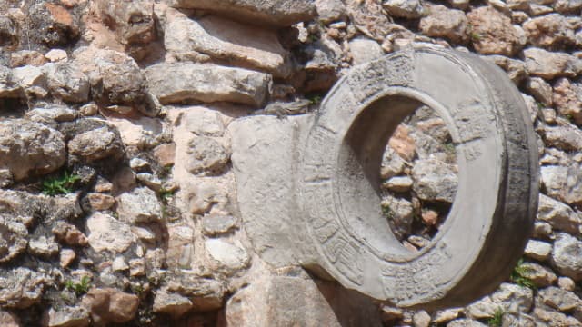 メキシコ・メリダのウシュマル遺跡の球技場リング