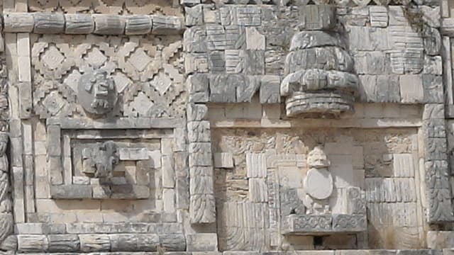 メキシコ・メリダのウシュマル遺跡の尼僧院の彫刻