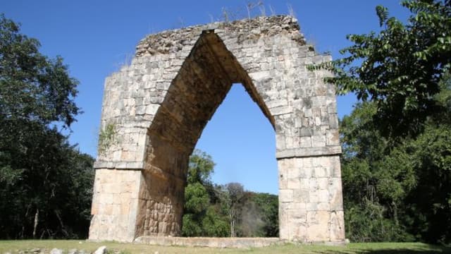 メキシコ・メリダのカバー遺跡のマヤ凱旋門