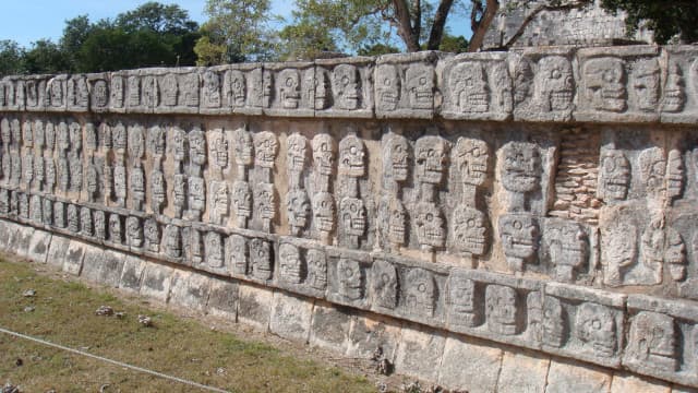 メキシコ・メリダのチチェン・イッツァのがい骨のレリーフ