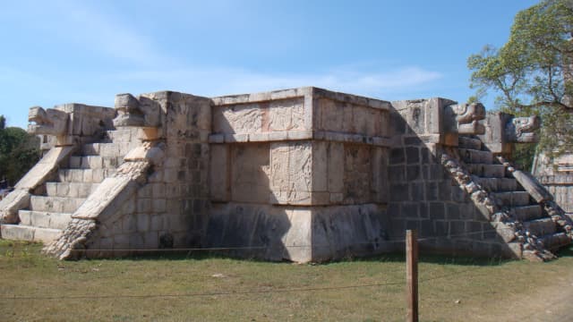 メキシコ・メリダのチチェン・イッツァの生贄の基壇