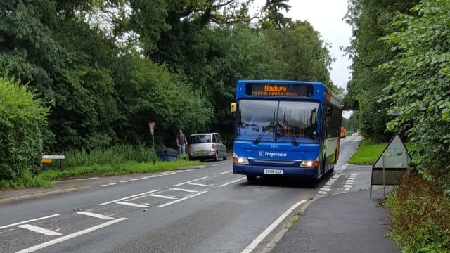 イギリス・ハンプシャーのハイクレア城近くのバス停