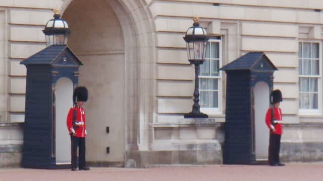 イギリス・ロンドンのバッキンガム宮殿の衛兵