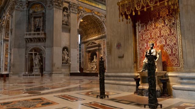 バチカン市国のサン・ピエトロ大聖堂ペトロ像