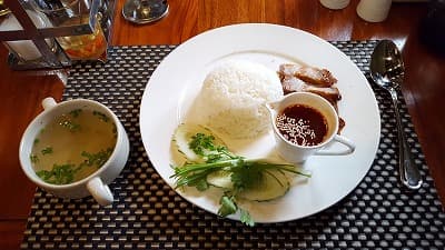 ラオス料理のカオ・ナー・ペット