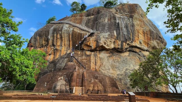 スリランカ・マータレーのシーギリヤ遺跡・ライオンテラス