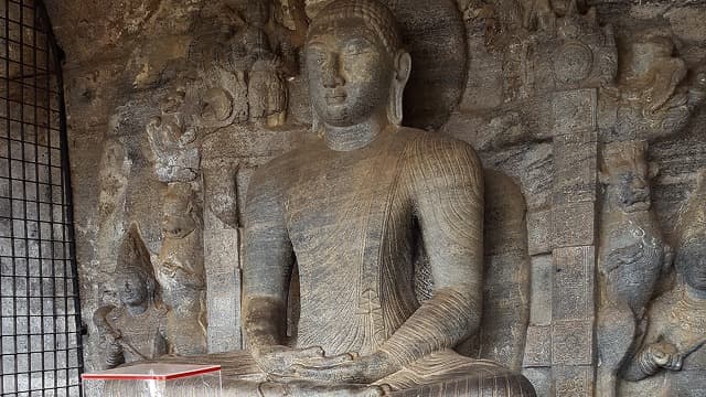 スリランカ・ポロンナルワのガル・ヴィハーラ(洞窟の仏陀坐像)
