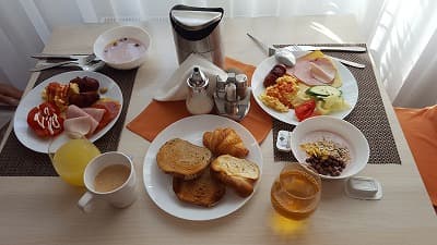 ハンガリー料理のホテルの朝食