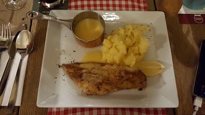 ハンガリー料理の白身魚