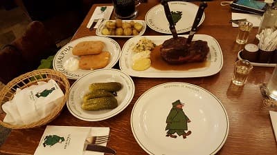 チェコ料理の豚膝肉のロースト