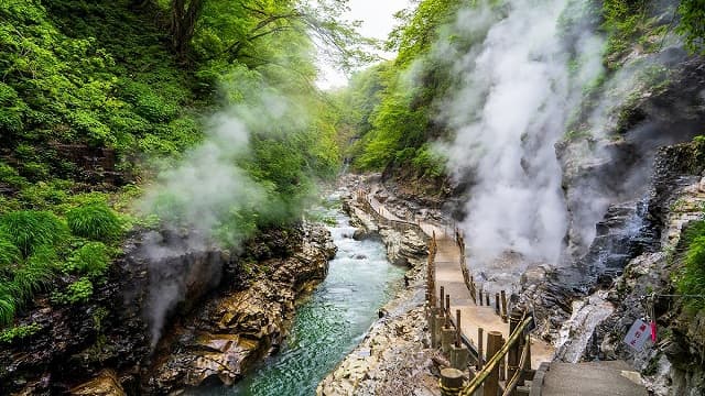 秋田県湯沢市の小安峡