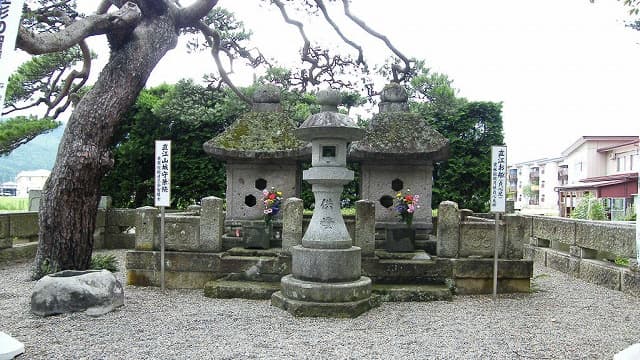 山形県米沢市の直江兼続夫妻の墓