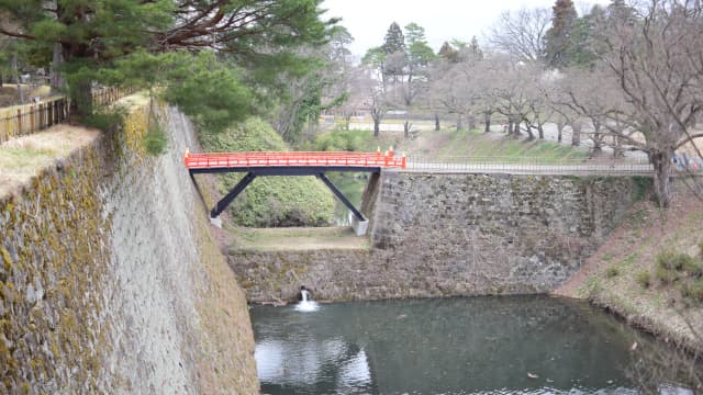 福島県会津若松市の会津若松城（鶴ヶ城）高石垣と廊下門