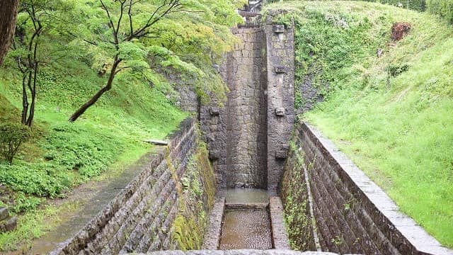 福島県郡山市の安積疏水麓山の飛瀑