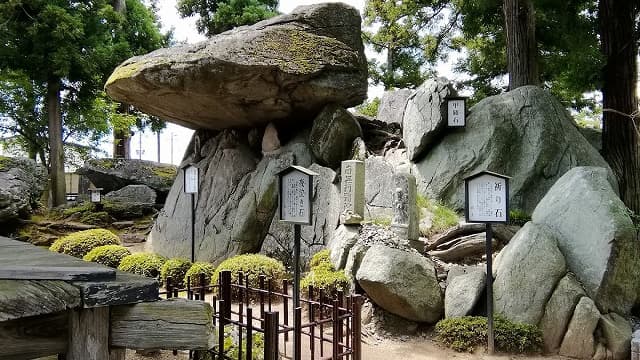 福島県二本松市の黒塚の岩屋