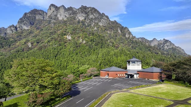 群馬県富岡市の妙義ビジターセンターと妙義山