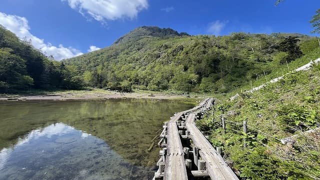 群馬県利根郡の日光白根山から見る弥陀ヶ池