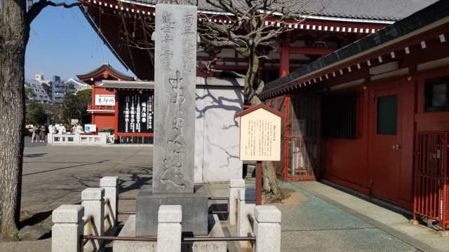 東京都台東区の浅草迷子しらせ石標