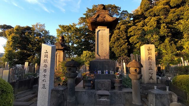 東京都台東区の山岡鉄舟墓