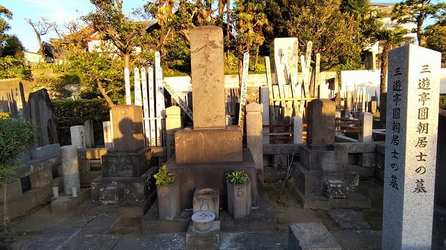 東京都台東区の三遊亭円朝墓