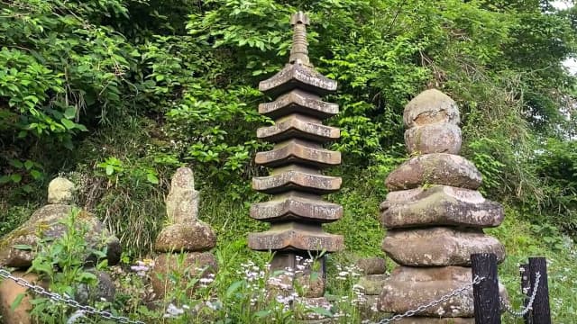 神奈川県鎌倉市の伝上杉憲方墓