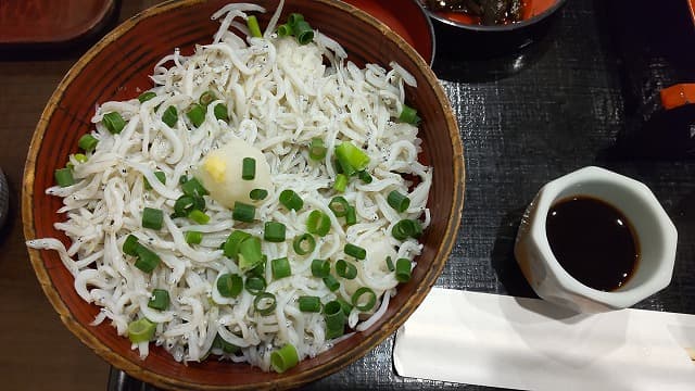 生しらす丼