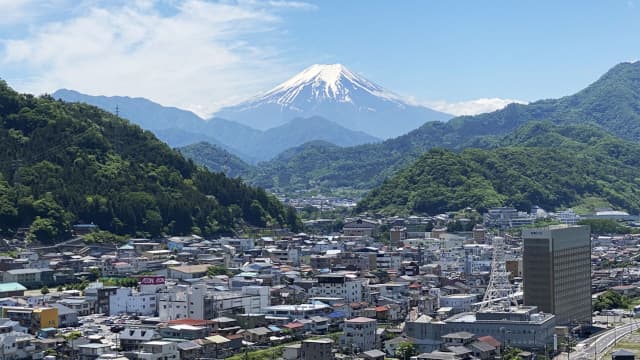 山梨県大月市の富士山と大月市街